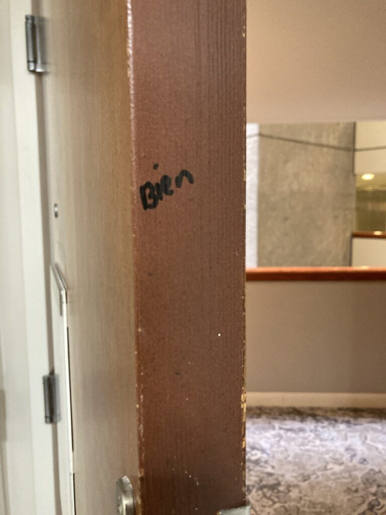 “Bien” written on a door