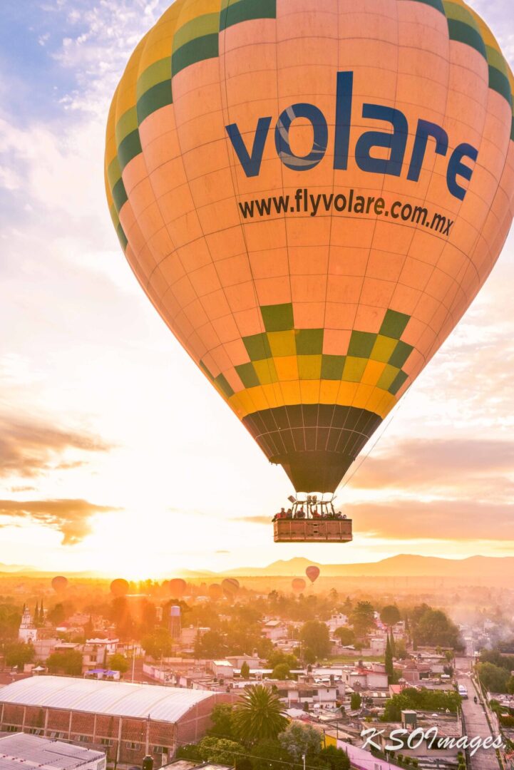 A hot balloon with “Volare” branding